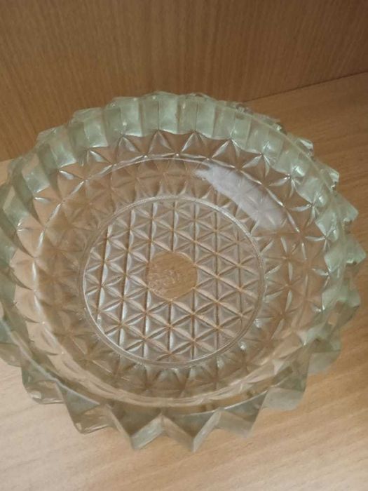 Продам хрустальную конфетницу