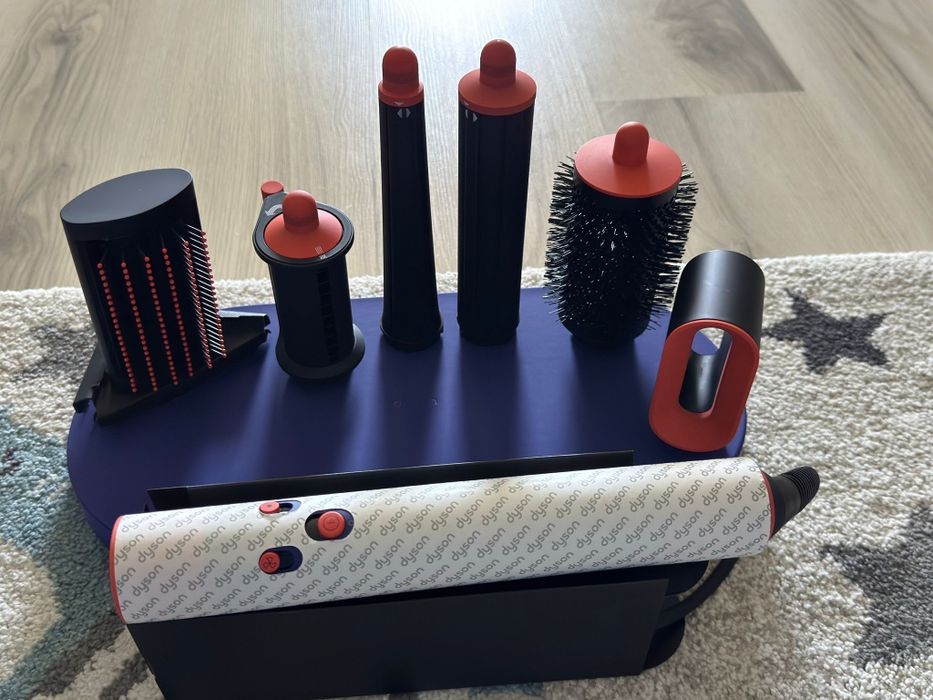 Vand Ondulator multistyler Dyson HS08 Airwrap i.d. Este nou , cutia a fost deschisa pentru poze. Vine in cutia originala.