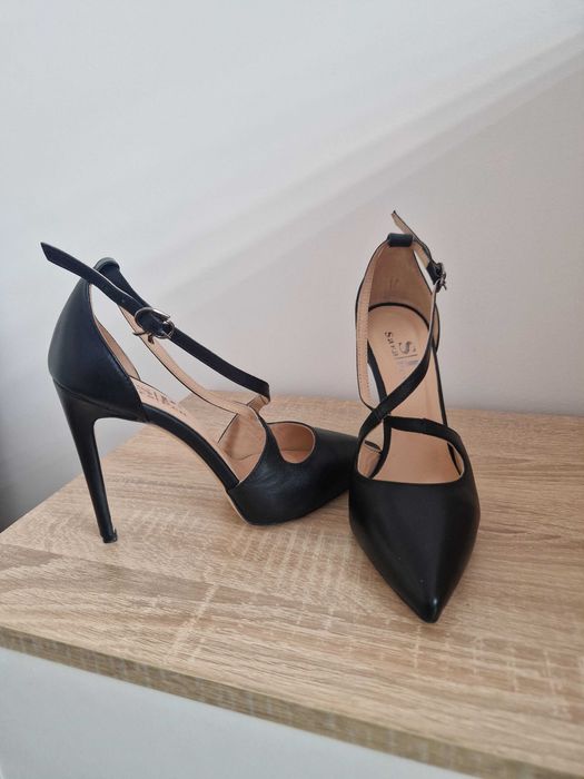 Обувки на висок ток на марката Sara Pen