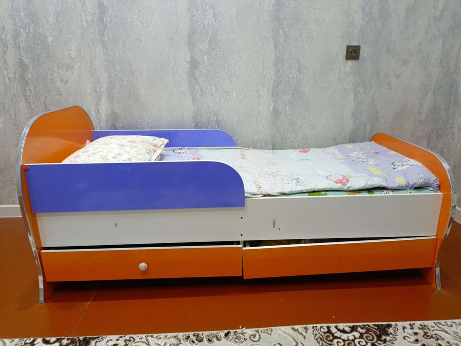 Bolalar krovati sotiladi