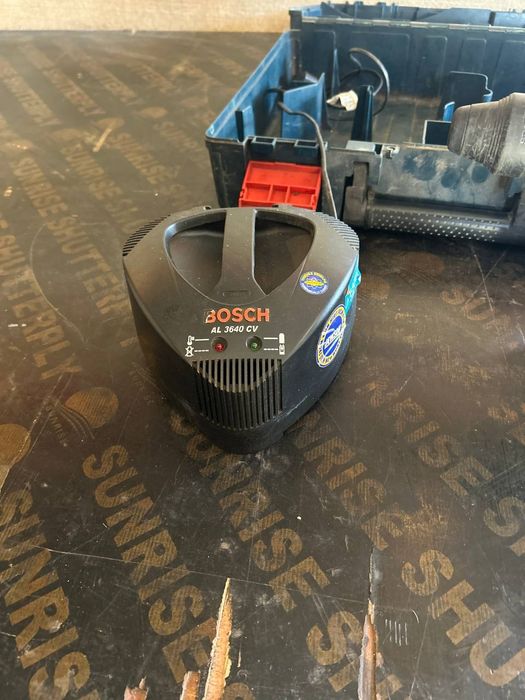 Перфоратор на БОШ BOSCH на литеви батерия перфектно състояние