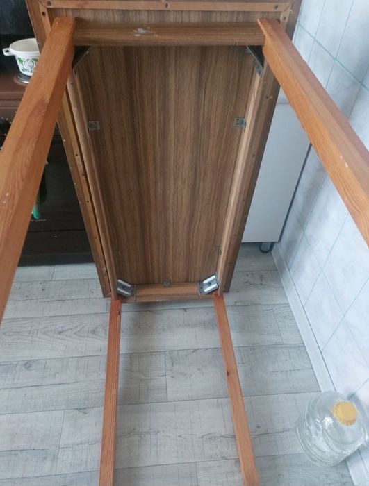 Стол кухонный, деревянный, крепкий.