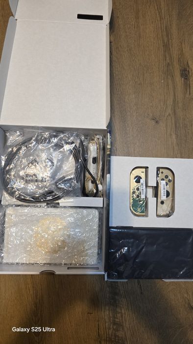 Nintendo Switch OLED Ediţie Specială Zelda + 2 Jocuri + Husă