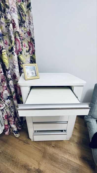 Раздвижной белый комод, с ручками.