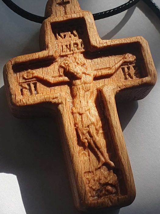 Cruci sculptate din lemn de fag 6x4 cm, finisate cu ceara de albine