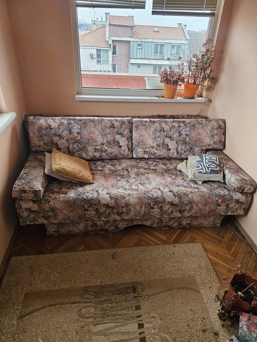 Подарявам обзавеждане, диван, маса, столове и друго