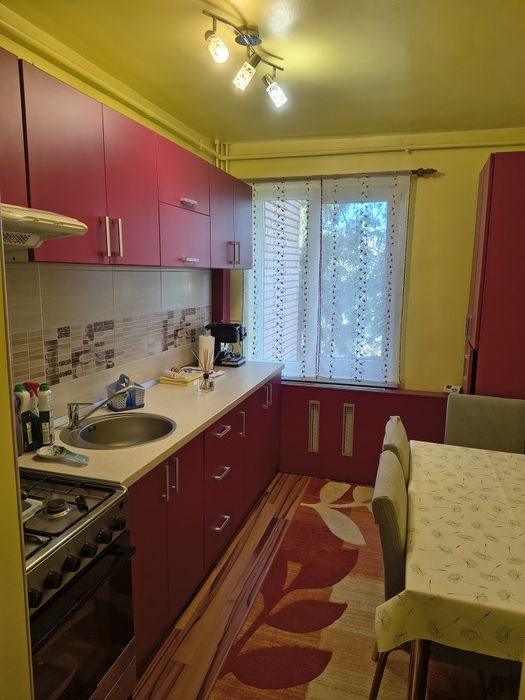 Închiriez apartament cu 2 camere