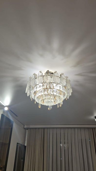 Стильная люстра в отличном состоянии