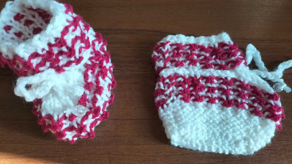 Продам детскую вязанную безрукавку и пинетки. Новая.