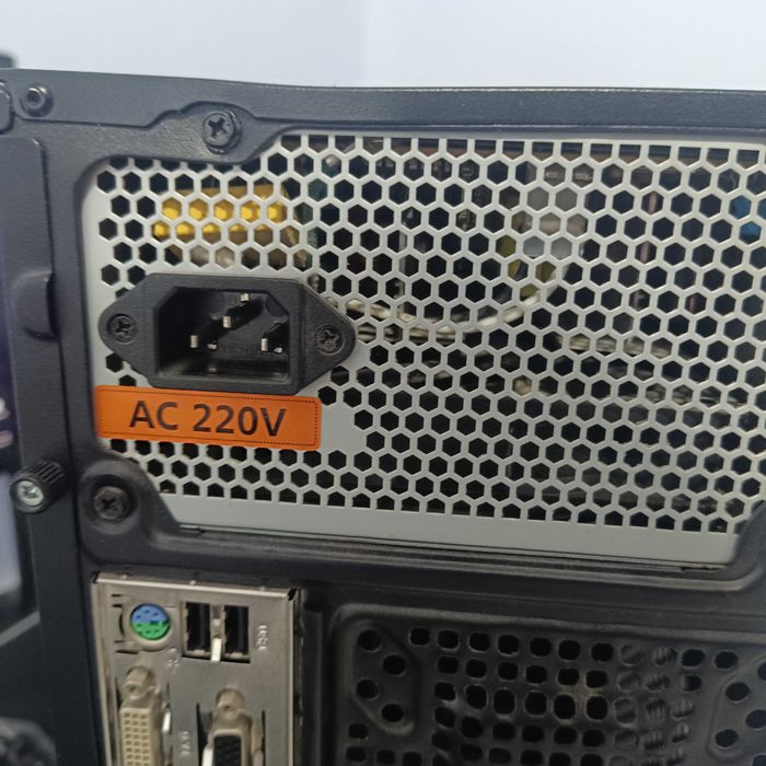 Продава се геймърски компютър на части  + 22" Full HD монитор Samsung