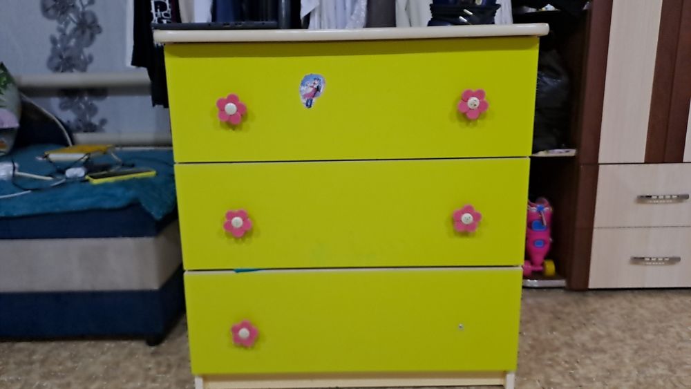 Продам детский гарнитур.кровать комод..