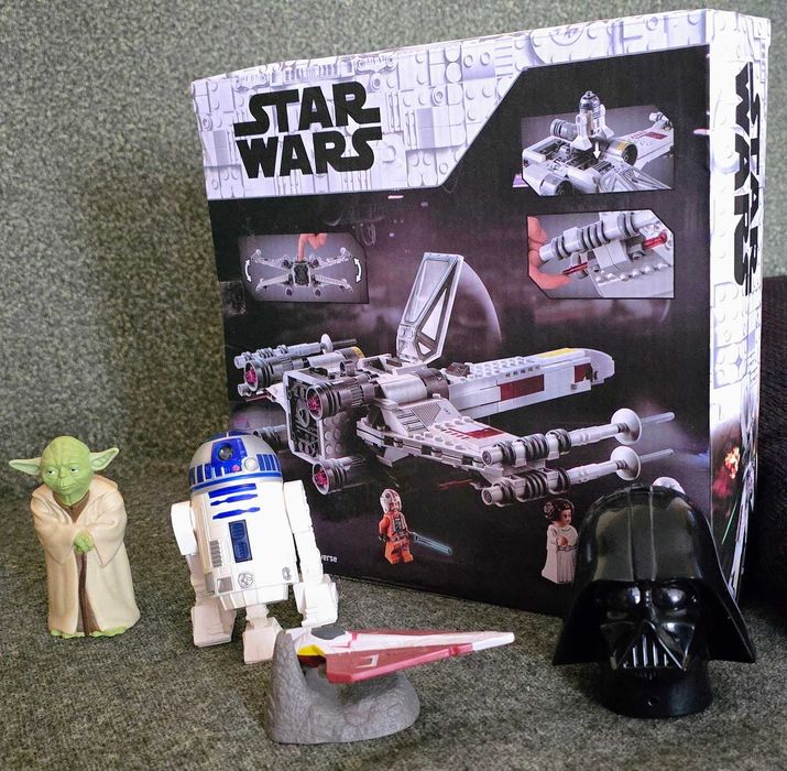1 Set tip-Lego StarWarsX-Wing - 1 figurinaYoda - 1 R2D2 - 1 Vader - 1 Jedi Starfighter