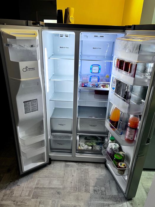Frigider side by side LG Instaview