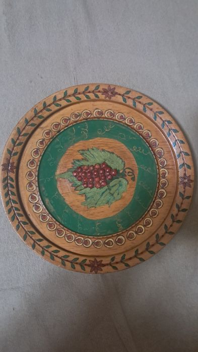 Farfurie si vaza din lemn sculptata cu vita de vie si struguri