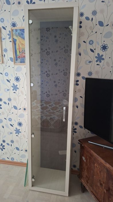 Стеклянный  шкаф