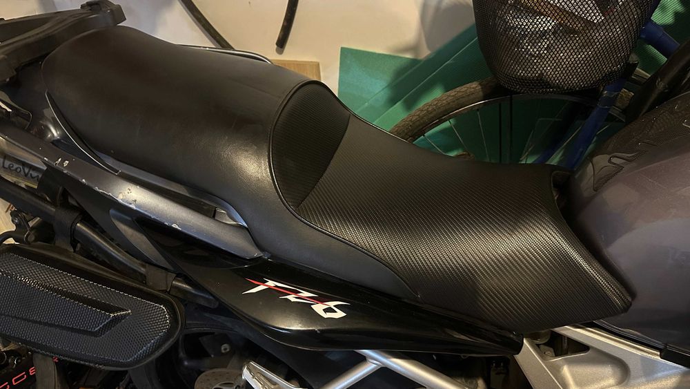 Продавам тунинг седалка за YAMAHA FZ-6, "Sargent" USA отлична!