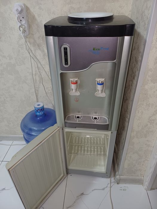 Продаётся кулер б/у, горячую воду не нагревает.