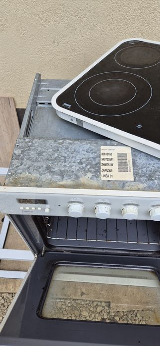 Фурна за вграждане ZANUSSI в комплект с котлони за вграждане