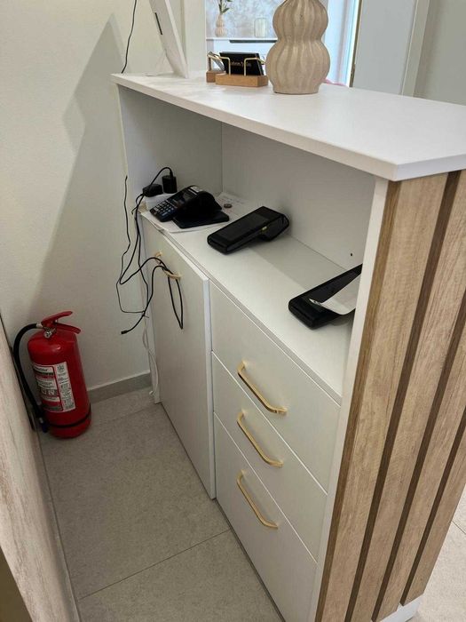 Recepție modernă albă cu finisaj lemn – stare excelentă