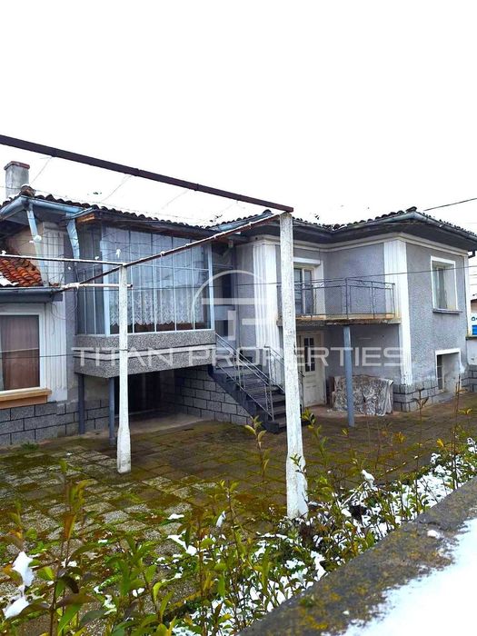 Двуетажна къща в Паничери