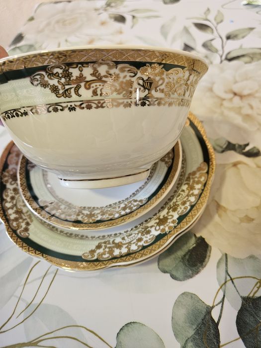 Продам сервис на 12 персон,  100 предметов