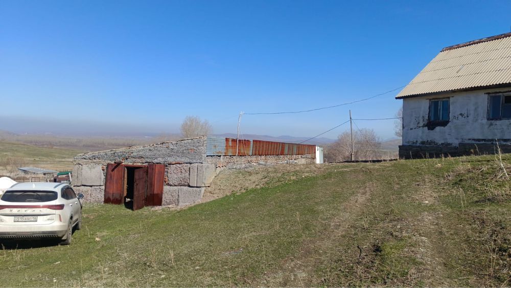 Продается дом вместе с сараем и землей