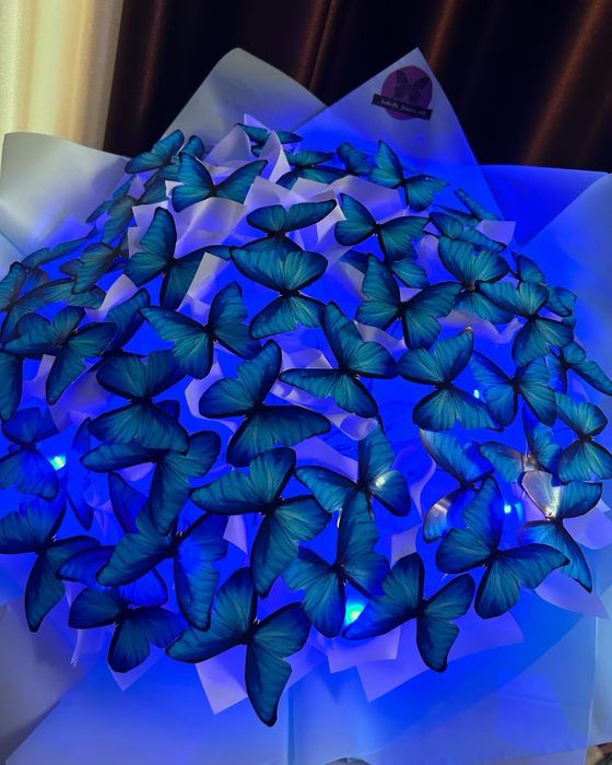 Атласный букет роз, бабочек