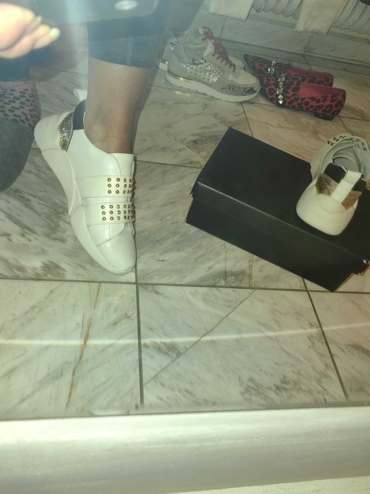 бели кожени сникърси