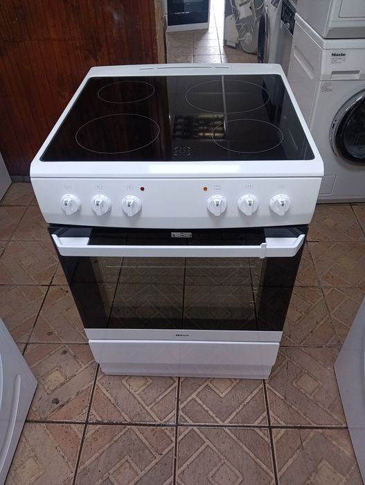 Свободно стояща печка с керамичен плот Gram с две години Гаранция!