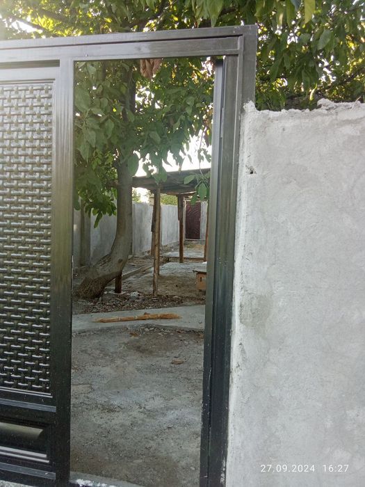 Uy srochna sotiladi 3 sotiq 3xona