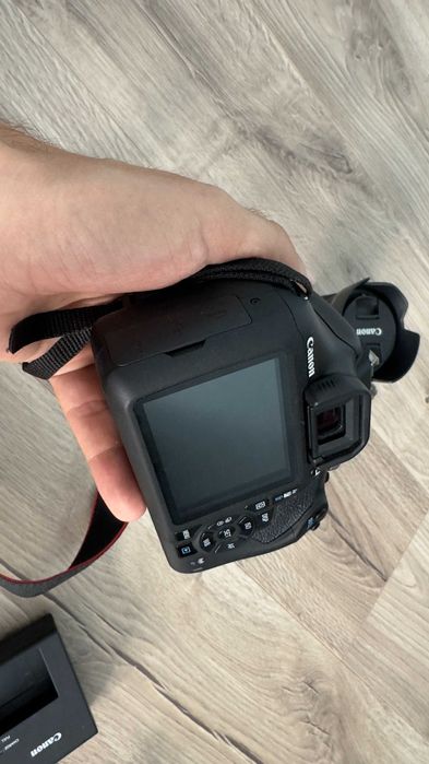 Aparat Foto DSLR Canon EOS 2000D + Obiectiv 18-55mm IS II – Stare Excelentă