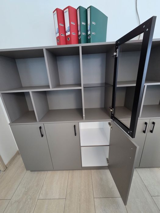 Секция / Шкаф във сив цвят с множество пространство за съхранение