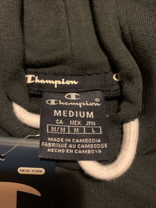 Чисто нова 100% оригинална мъжка блуза Champion. Размер М.