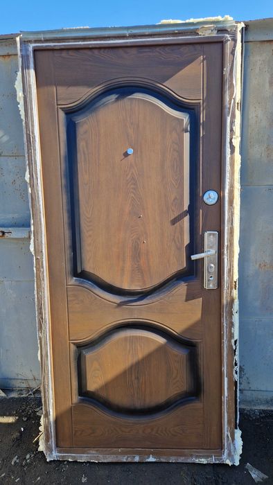 Продам входную дверь
