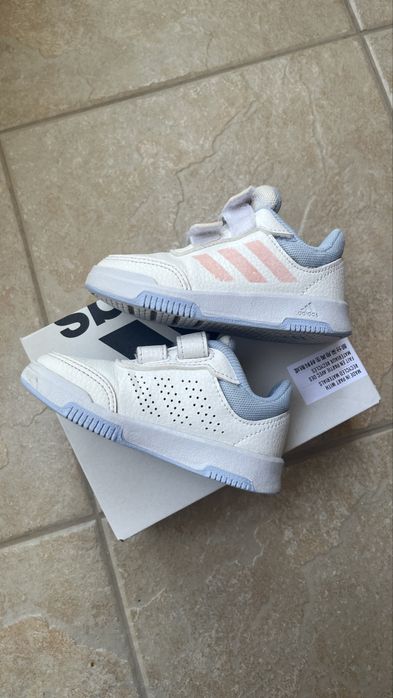 Маратонки Adidas и Nike размер 22