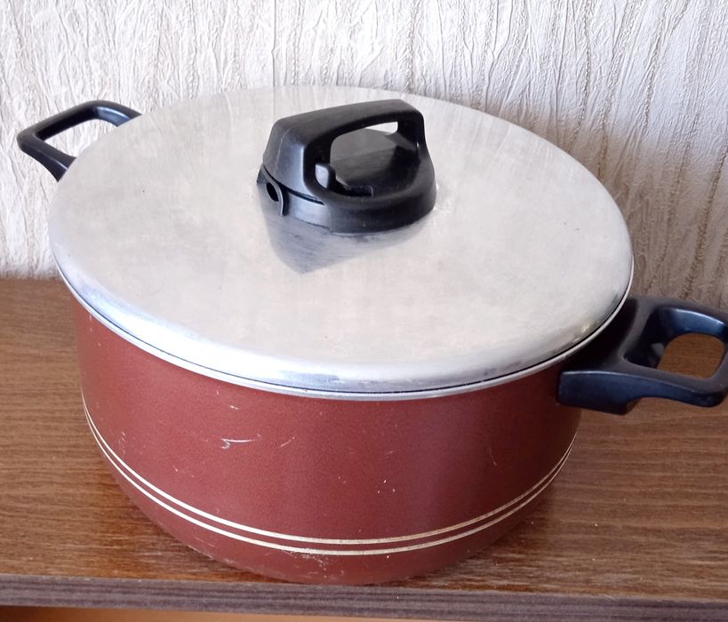 Кастрюля с антипригарным покрытием