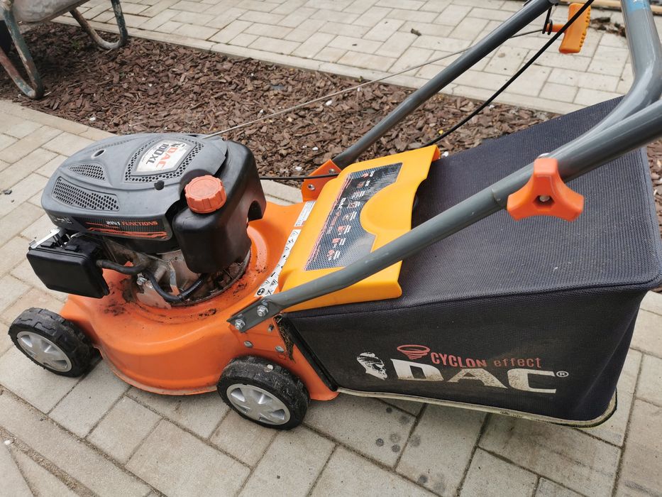 Mașina tuns iarba ruris