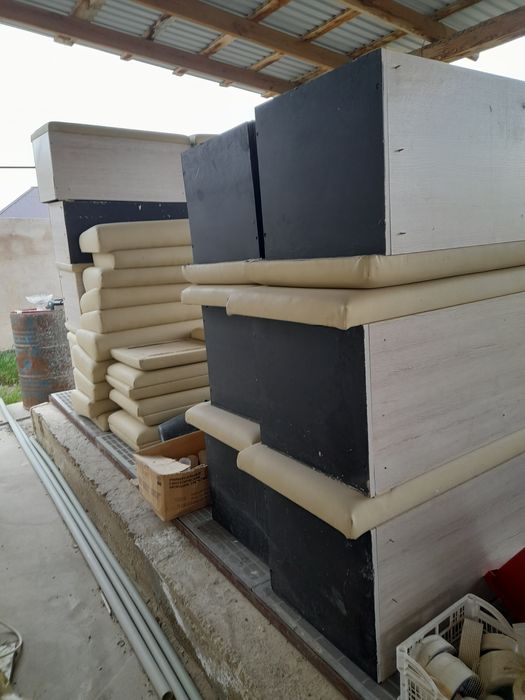 Продаются диваны со спинками.