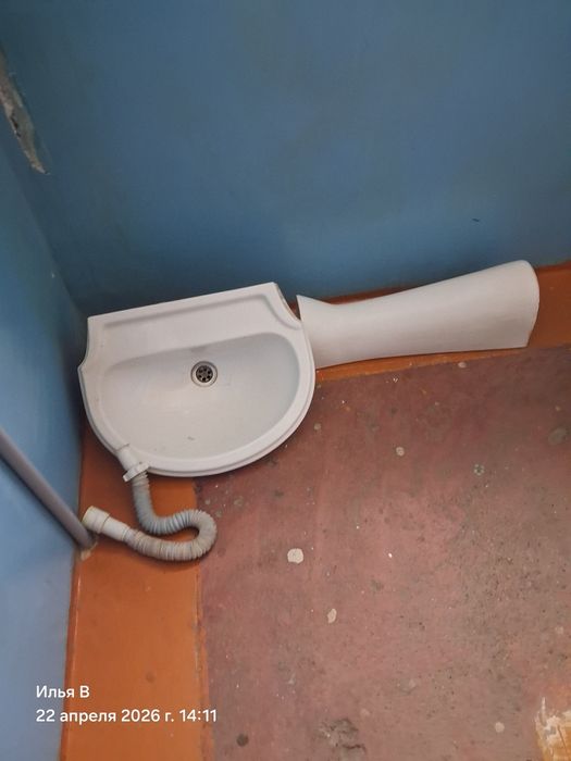 Раковина с треногой