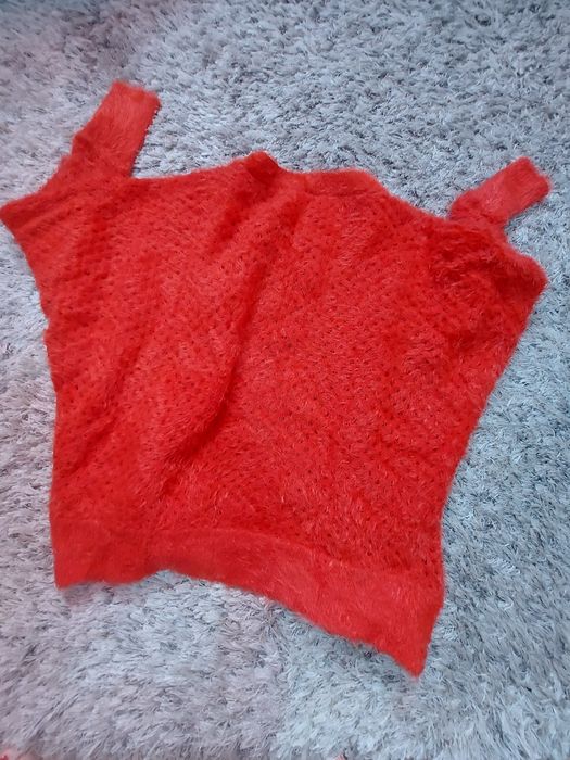 Pulover rosu pufos cu nasturi mas.M