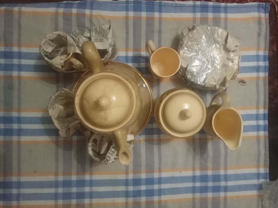 Продается кофейный набор чайник, сахарница ,чашки