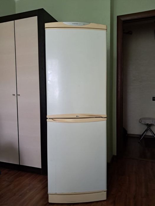 Продам Холодильник LG