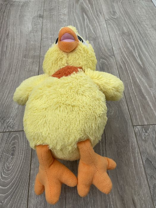 Pui din pluș cu ochi stralucitori