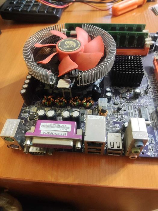 Материнская плата сокет 775 с процессором и оперативной памятью