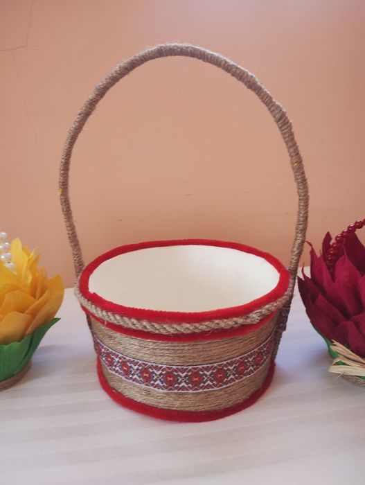 Свещници,картини и кошнички.