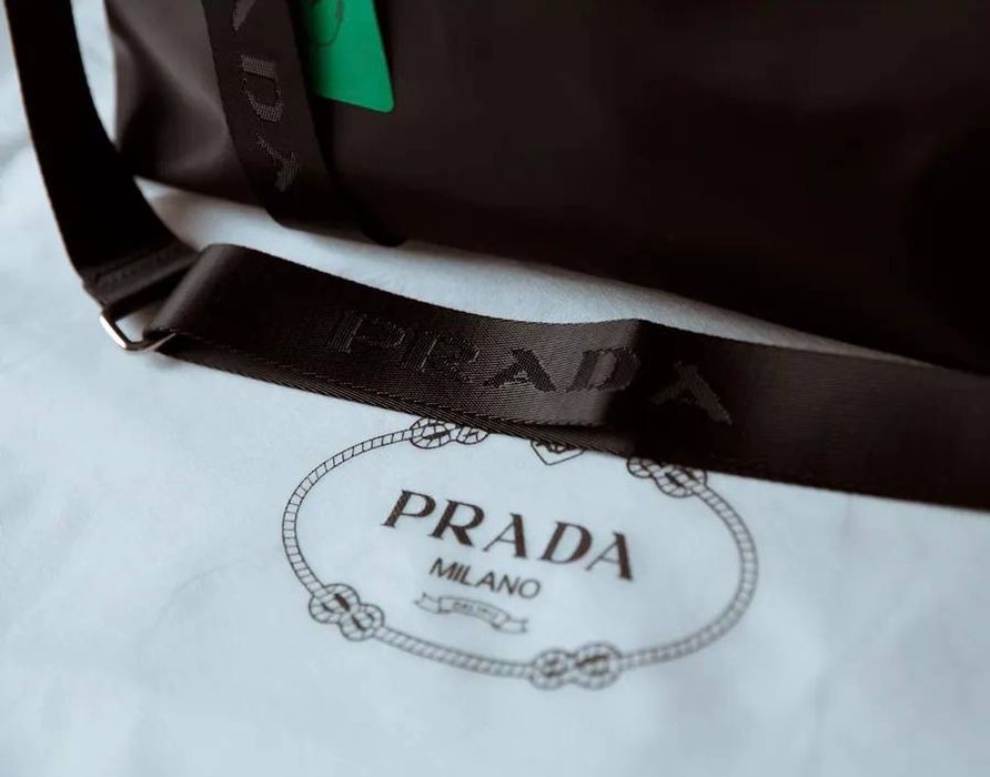 Стилна пътна / спортна чанта Prada, черна