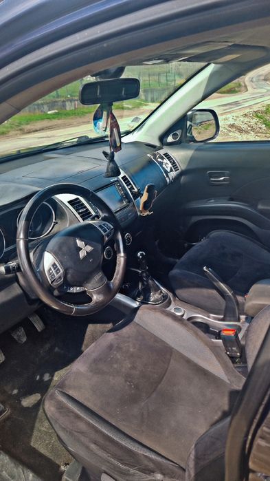 Vând sau schimb Mitsubishi outlander