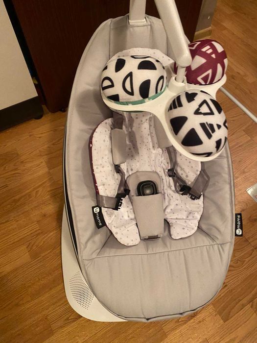 MamaRoo 5 с подложка за новородено