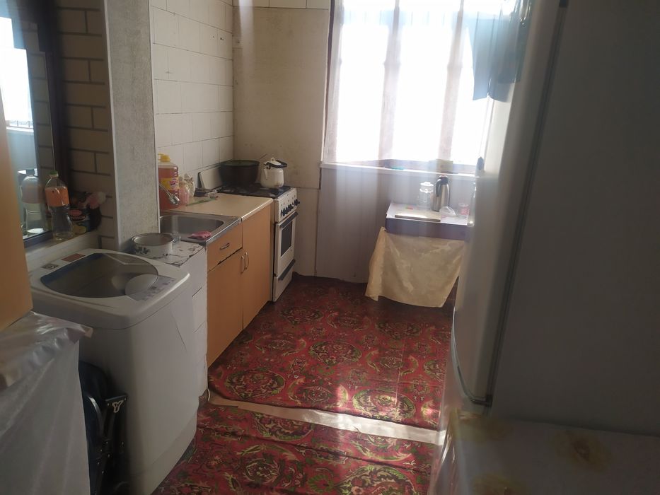 Продоетса квартира 4 комнатная  4 этаж  локатция отличная