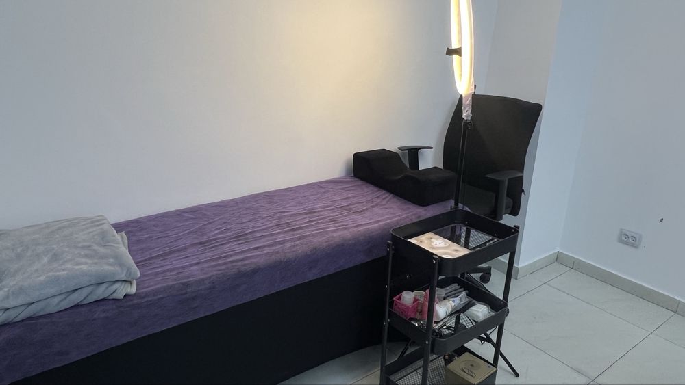 Сдается маникюрный столы и кушетка